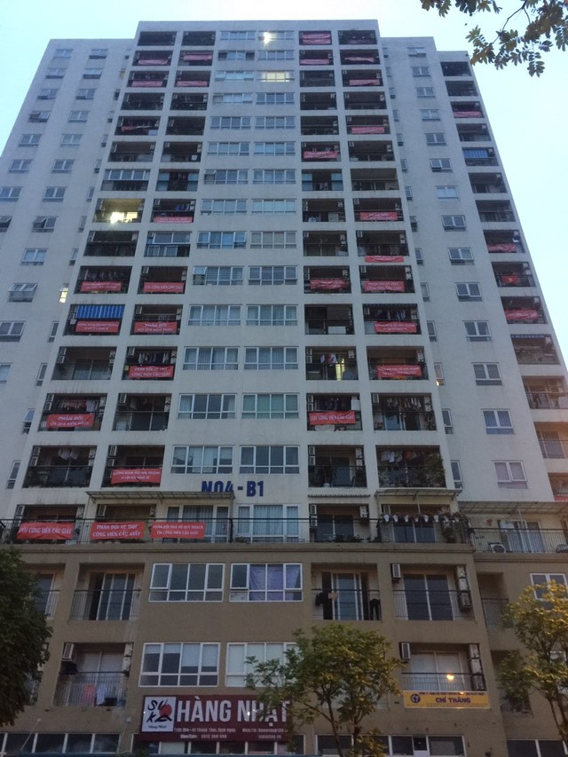 Nhiều người dân khu vực Công viên Cầu Giấy căng biển hiệu: “Hãy cứu Công viên Cầu Giấy” ảnh 1