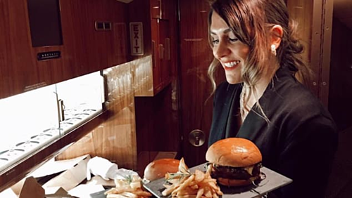 Những tiếp viên hàng không chuyên phục vụ giới nhà giàu ảnh 1