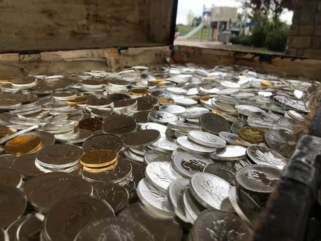 Cả gia đình hợp sức tìm được kho báu đầy vàng, bạc hàng tỷ đồng ảnh 1