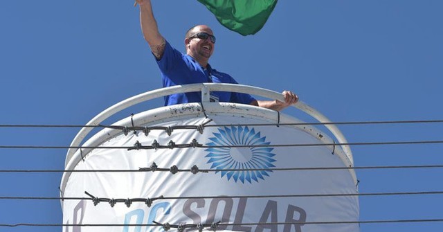 Tỷ phú Warren Buffett bị đôi vợ chồng đa cấp lừa 340 triệu USD ảnh 1