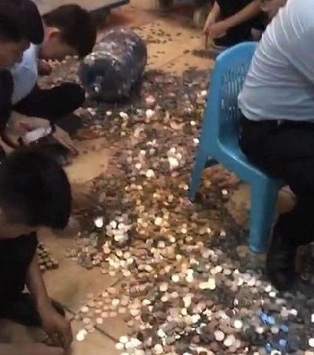 10 năm bán hàng rong, người đàn ông vác 20 bình tiền xu đi mua căn hộ ảnh 1