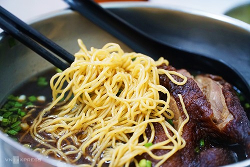 Quán mì vịt tiềm gần 40 năm ở Sài Gòn ảnh 1