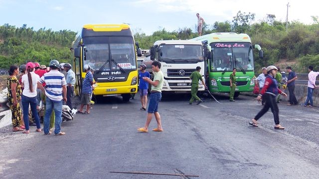 Phú Yên: 6 phương tiện gặp tai nạn liên hoàn khi đổ đèo, 1 phụ nữ tử vong ảnh 2