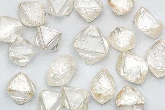 Bán một lúc hơn trăm viên kim cương giá 240 tỷ đồng ảnh 1