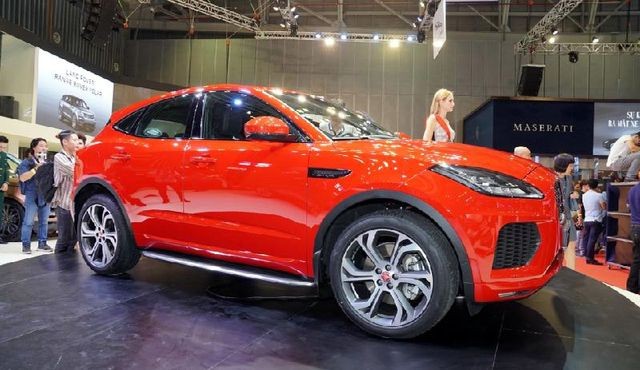 Ô tô đại hạ giá, hàng xóm rủ nhau rước xế hộp tiền tỷ ảnh 1