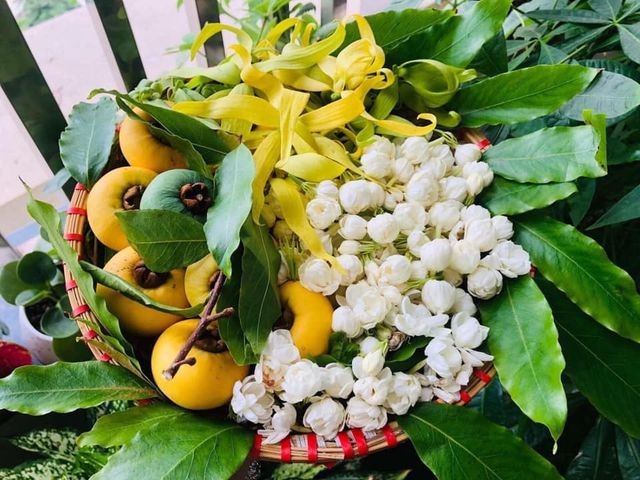 Mẹt hoa thị giá tiền triệu, dân Hà Thành xếp hàng mua cúng rằm tháng 7 ảnh 1