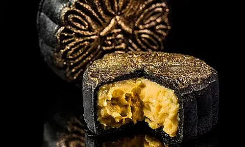 Bánh Trung thu dát vàng 'lên ngôi' ảnh 1