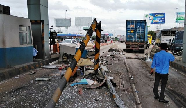 Xe đầu kéo tông sập cabin thu phí đường cao tốc TP.HCM - Trung Lương ảnh 1