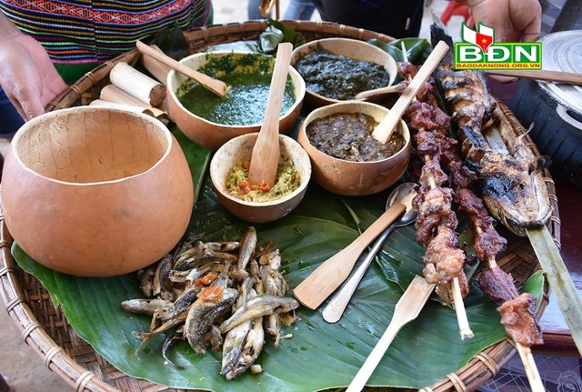 Mùa mưa ở nơi này thơm lừng mùi cá suối nướng lá chuối ảnh 1