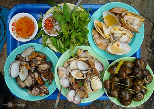 Gánh ốc luộc nườm nượp khách ở quận 1 ảnh 3