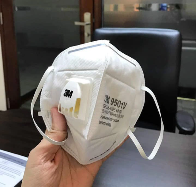 Gần nửa triệu một hộp khẩu trang giấy, dân Hà Nội “cắn răng” mua về chống bụi mịn ảnh 1