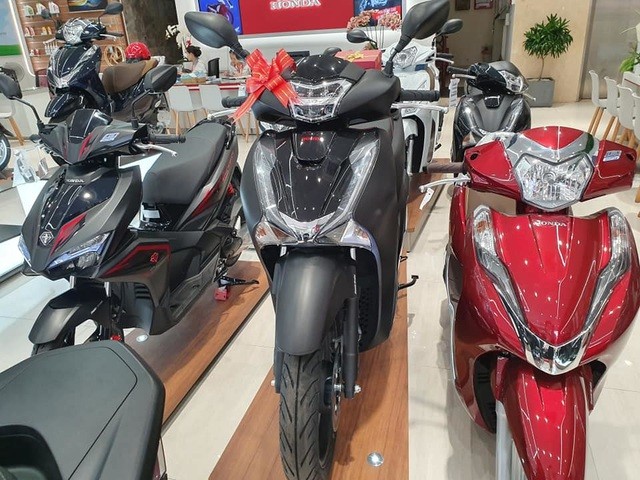 Giá Honda SH đắt khách tăng mạnh, Yamaha ế ẩm hạ giá chênh ảnh 2