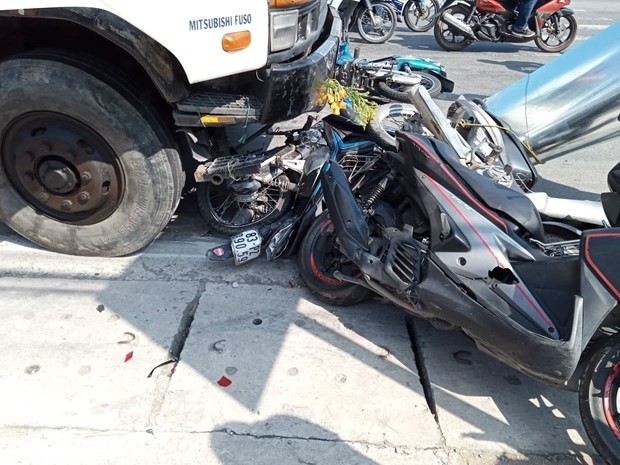 Ôtô tông hàng loạt xe máy dừng đèn đỏ, nhiều người bị thương ảnh 1