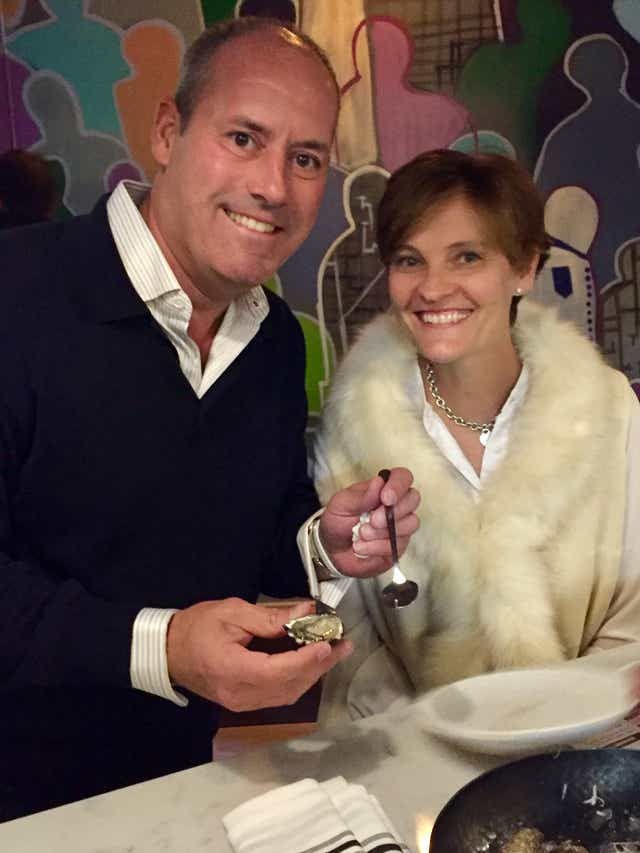 Đi ăn hàu, khách may mắn “cắn” luôn được viên ngọc hiếm ảnh 1