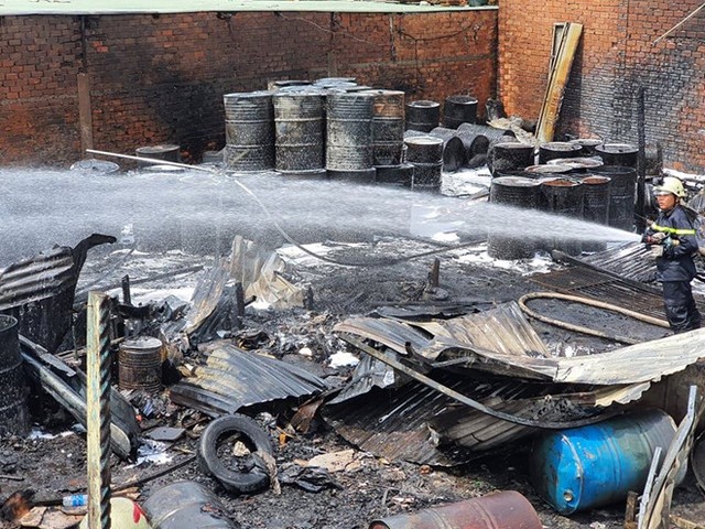 "Bà hỏa" thiêu rụi nhà xưởng chứa nhớt tái chế tại huyện Bình Chánh, TP.HCM ảnh 1