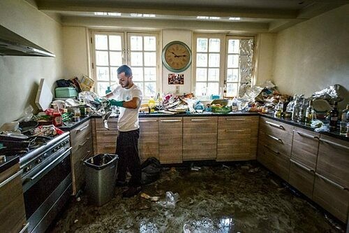 Thạc sĩ thất nghiệp giàu lên nhờ đi dọn vệ sinh ảnh 1