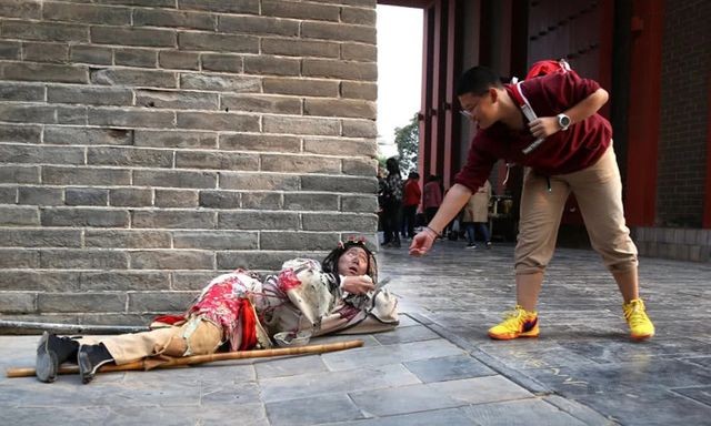 Đóng giả ăn xin suốt 8 năm, chàng trai mua nhà thành phố, lấy vợ đẹp ảnh 1