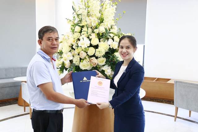 Cư dân Lux Garden chính thức nhận sổ hồng sau 1 năm nhận nhà ảnh 1