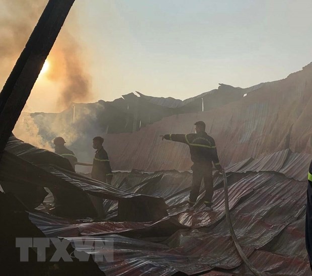 Thanh Hóa: Cháy xưởng sản xuất đũa, ước tính thiệt hại hàng tỷ đồng ảnh 1