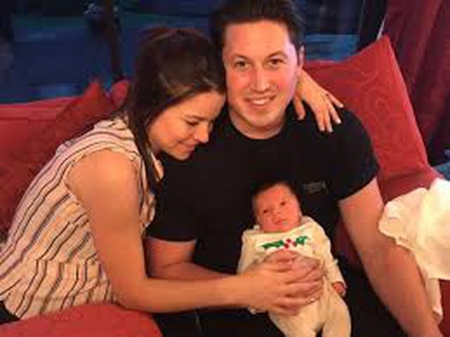 Trúng vé số hơn 30 tỷ, chàng trai ăn chơi trác táng khắp thế giới ảnh 2