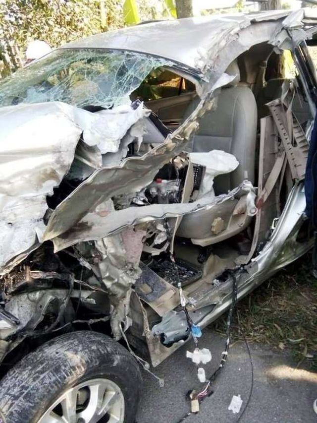 Thái Bình: Xe Innova đấu đầu xe tải, 6 người bị thương ảnh 1