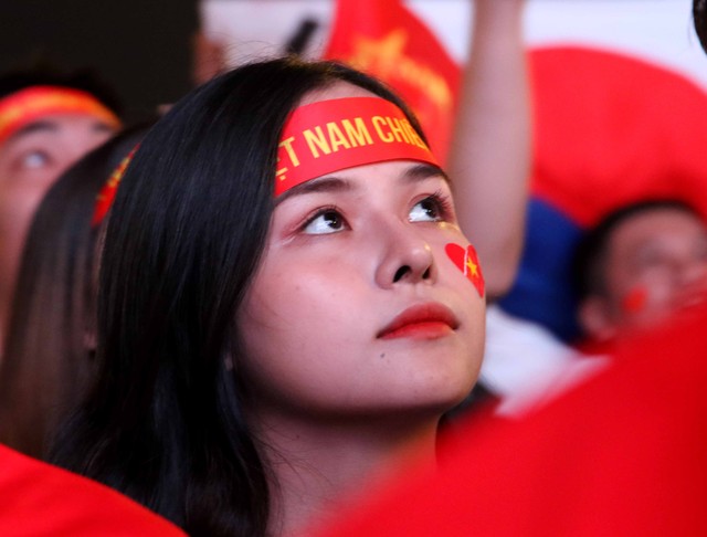 Người hâm mộ “rực cháy” cùng chiến thắng của đội tuyển U22 Việt Nam ảnh 2 Người hâm mộ “rực cháy” cùng chiến thắng của đội tuyển U22 Việt Nam ảnh 2