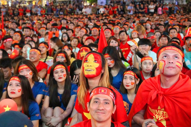 Người hâm mộ “rực cháy” cùng chiến thắng của đội tuyển U22 Việt Nam ảnh 3 Người hâm mộ “rực cháy” cùng chiến thắng của đội tuyển U22 Việt Nam ảnh 3
