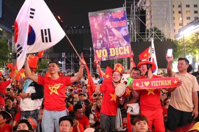 Người hâm mộ “rực cháy” cùng chiến thắng của đội tuyển U22 Việt Nam ảnh 11 Người hâm mộ “rực cháy” cùng chiến thắng của đội tuyển U22 Việt Nam ảnh 11