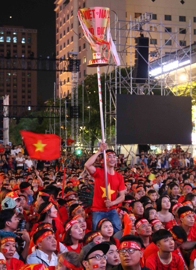 Người hâm mộ “rực cháy” cùng chiến thắng của đội tuyển U22 Việt Nam ảnh 10 Người hâm mộ “rực cháy” cùng chiến thắng của đội tuyển U22 Việt Nam ảnh 10