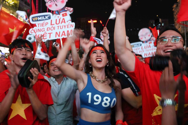 Người hâm mộ “rực cháy” cùng chiến thắng của đội tuyển U22 Việt Nam ảnh 9 Người hâm mộ “rực cháy” cùng chiến thắng của đội tuyển U22 Việt Nam ảnh 9