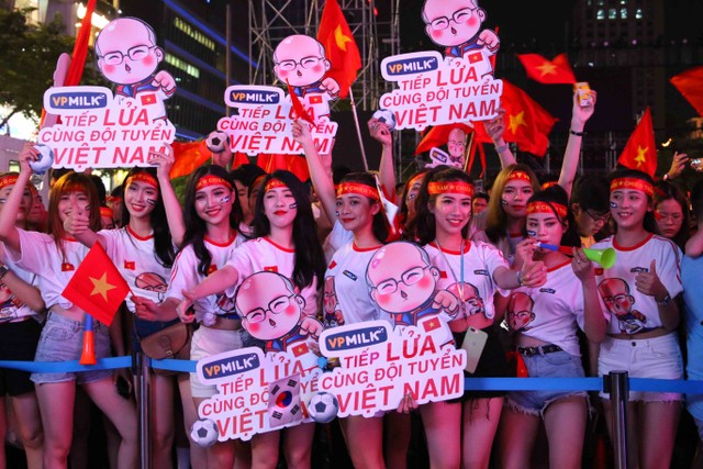 Người hâm mộ “rực cháy” cùng chiến thắng của đội tuyển U22 Việt Nam ảnh 7 Người hâm mộ “rực cháy” cùng chiến thắng của đội tuyển U22 Việt Nam ảnh 7