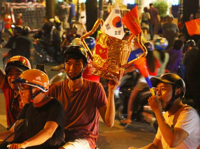 Người hâm mộ “rực cháy” cùng chiến thắng của đội tuyển U22 Việt Nam ảnh 13 Người hâm mộ “rực cháy” cùng chiến thắng của đội tuyển U22 Việt Nam ảnh 13