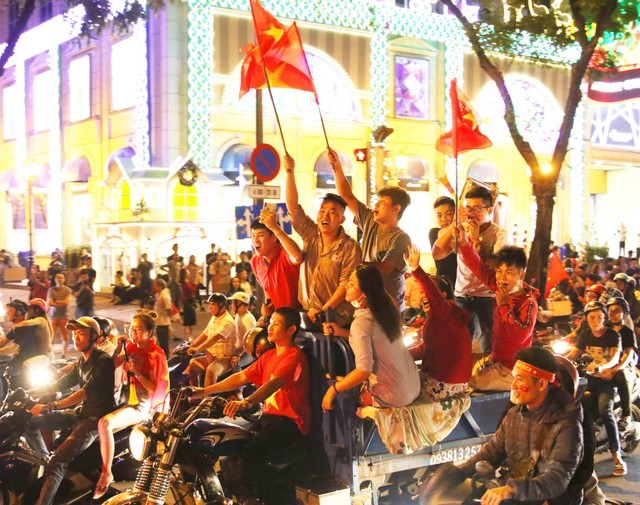 Người hâm mộ “rực cháy” cùng chiến thắng của đội tuyển U22 Việt Nam ảnh 15 Người hâm mộ “rực cháy” cùng chiến thắng của đội tuyển U22 Việt Nam ảnh 15