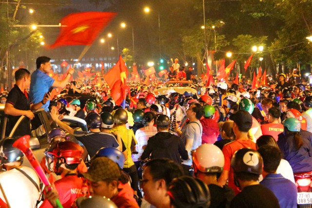 Người hâm mộ “rực cháy” cùng chiến thắng của đội tuyển U22 Việt Nam ảnh 16 Người hâm mộ “rực cháy” cùng chiến thắng của đội tuyển U22 Việt Nam ảnh 16