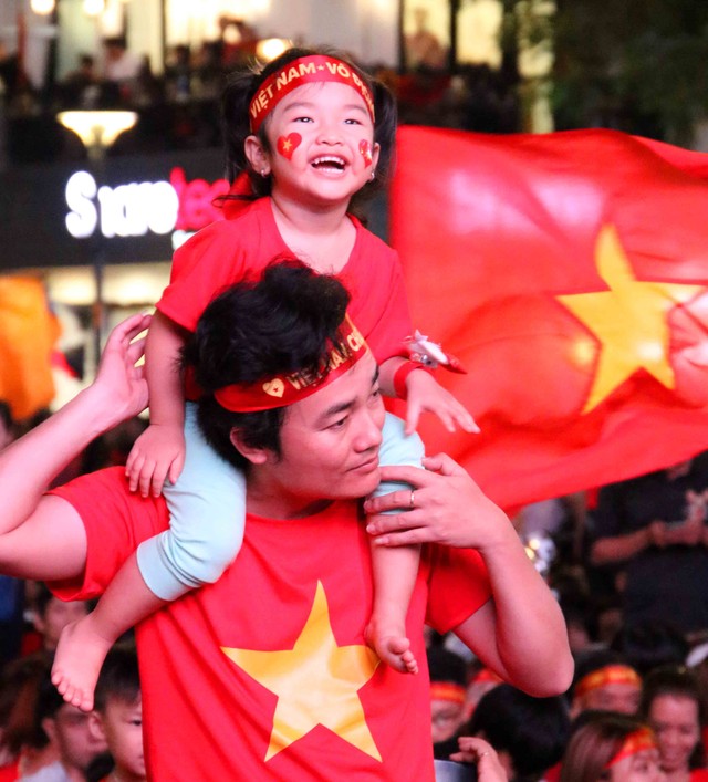 Người hâm mộ “rực cháy” cùng chiến thắng của đội tuyển U22 Việt Nam ảnh 14 Người hâm mộ “rực cháy” cùng chiến thắng của đội tuyển U22 Việt Nam ảnh 14