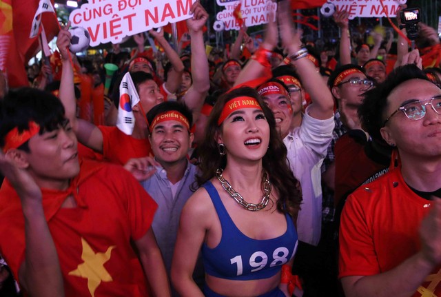 Người hâm mộ “rực cháy” cùng chiến thắng của đội tuyển U22 Việt Nam ảnh 8 Người hâm mộ “rực cháy” cùng chiến thắng của đội tuyển U22 Việt Nam ảnh 8