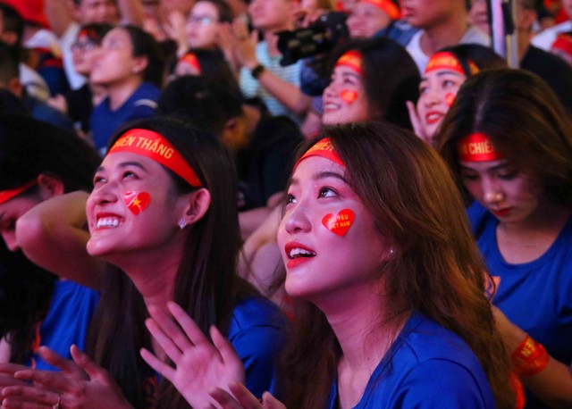 Người hâm mộ “rực cháy” cùng chiến thắng của đội tuyển U22 Việt Nam ảnh 5 Người hâm mộ “rực cháy” cùng chiến thắng của đội tuyển U22 Việt Nam ảnh 5