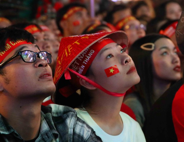 Người hâm mộ “rực cháy” cùng chiến thắng của đội tuyển U22 Việt Nam ảnh 6 Người hâm mộ “rực cháy” cùng chiến thắng của đội tuyển U22 Việt Nam ảnh 6