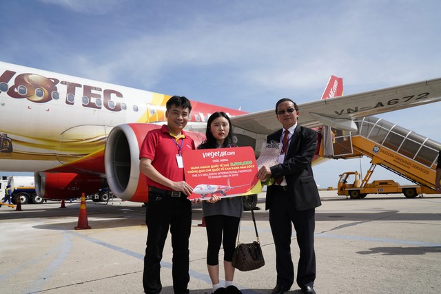 Vietjet cùng Khánh Hòa chào đón vị khách thứ 10 triệu của năm 2019 ảnh 2