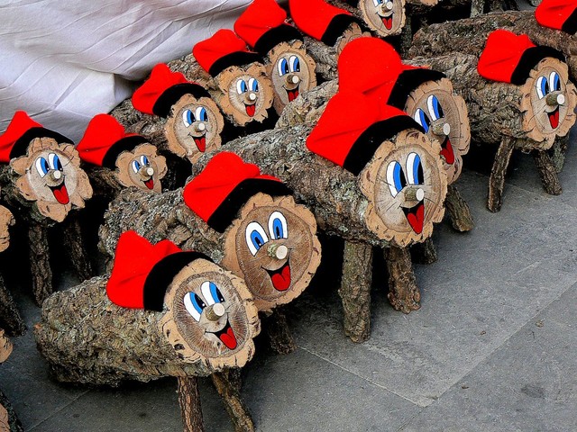 13 phong tục đón Giáng sinh “kỳ cục” nhất trên thế giới ảnh 8