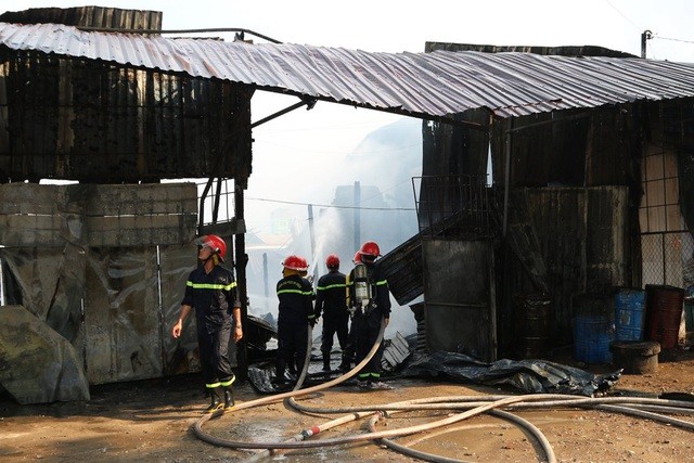 Cần Thơ: Cháy lớn tại xưởng nấu dầu cạnh chợ nổi Cái Răng ảnh 1