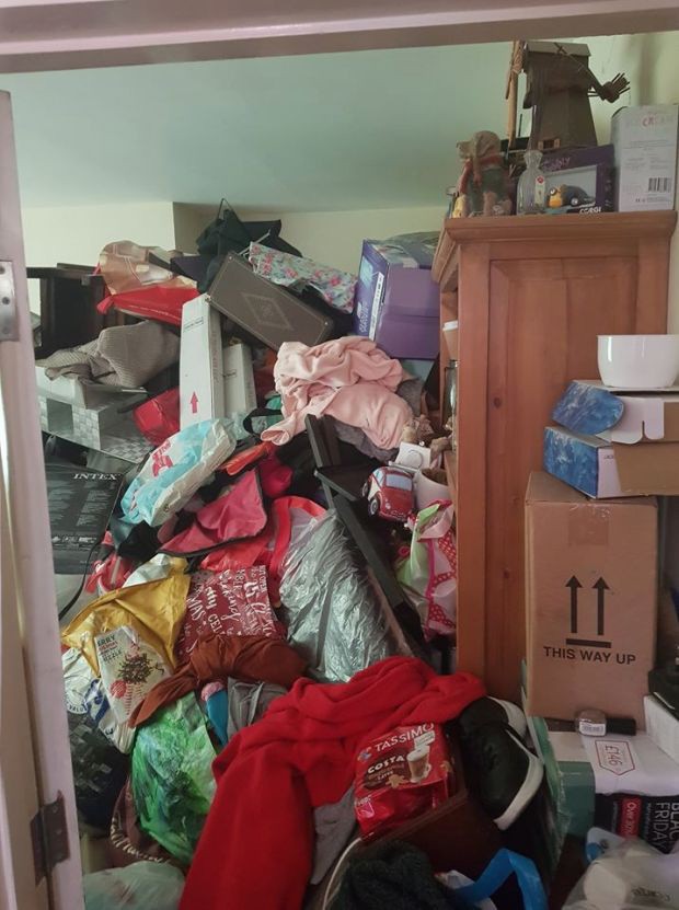 Người đàn ông bất ngờ khi mua phải ngôi nhà “ngập đầu” toàn rác ảnh 1