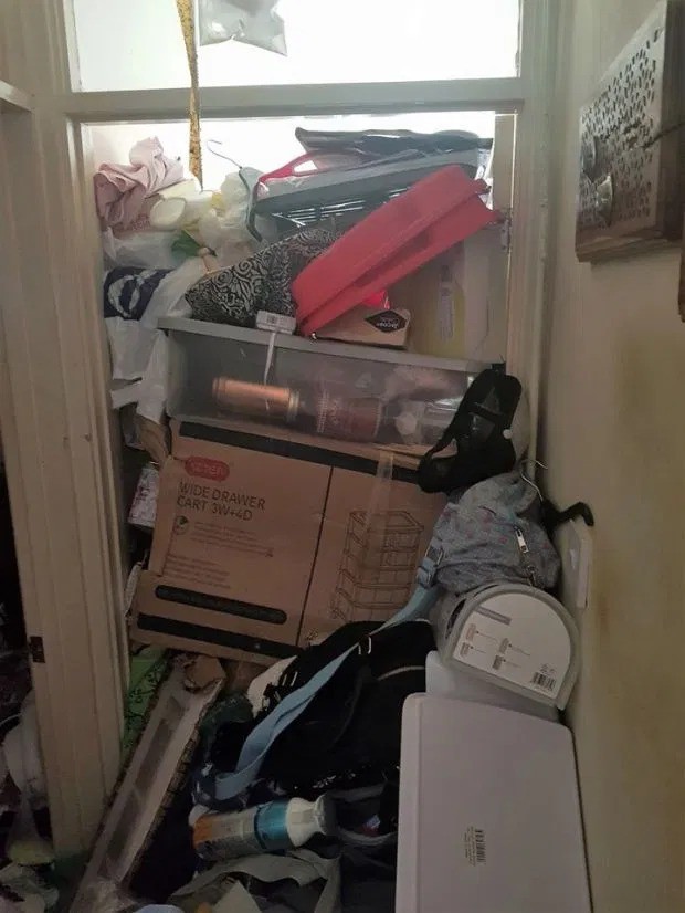 Người đàn ông bất ngờ khi mua phải ngôi nhà “ngập đầu” toàn rác ảnh 2