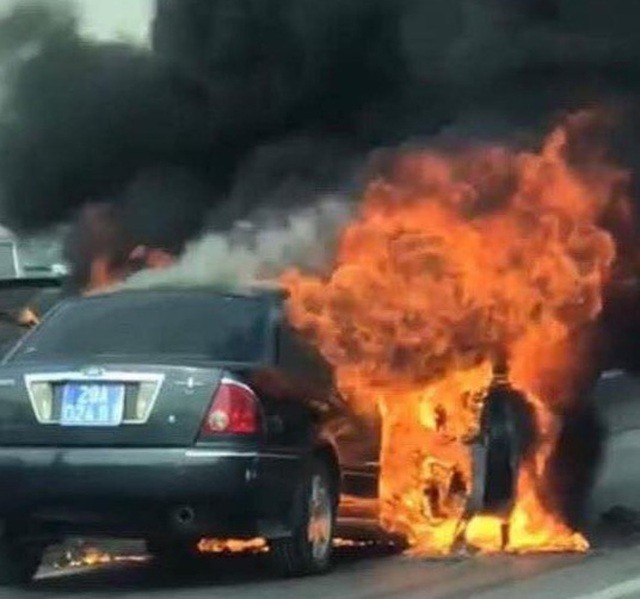 Hà Nội: Xe biển xanh bốc cháy ngùn ngụt ở đường vành đai 3 trên cao ảnh 1