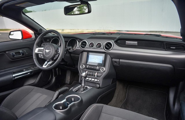 Ford Mustang 2018 mui trần giá hơn 3 tỉ đồng tại Việt Nam ảnh 2