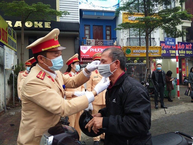 CSGT Hà Nội phát khẩu trang miễn phí cho người đi đường ảnh 1