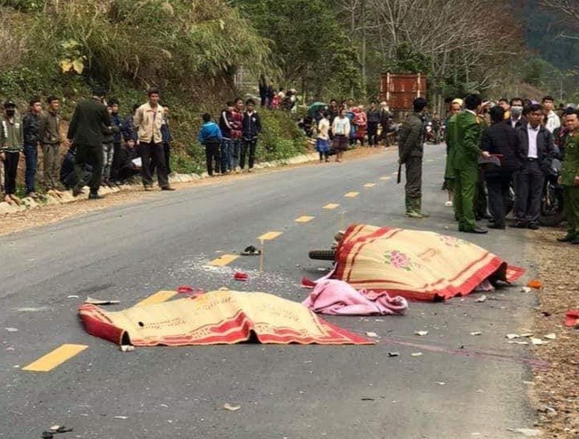 3 người trong một gia đình tử nạn sau vụ va chạm với xe khách ảnh 1