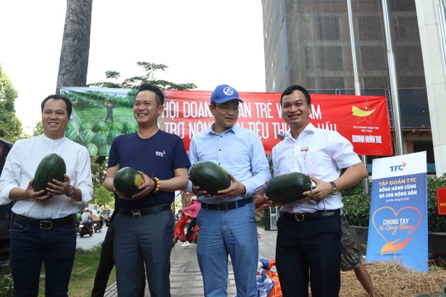 Hội doanh nhân trẻ Việt Nam và Cán bộ nhân viên TTC hỗ trợ tiêu thụ nông sản ảnh 4