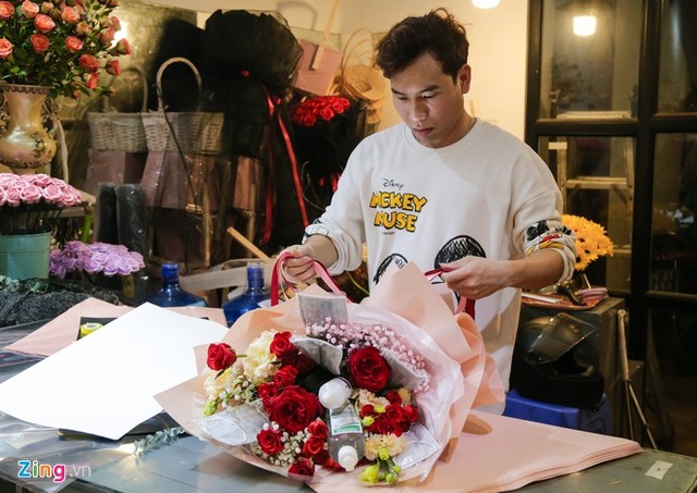 Bó hoa làm từ khẩu trang, nước rửa tay hơn 500.000 đồng mùa Valentine ảnh 1