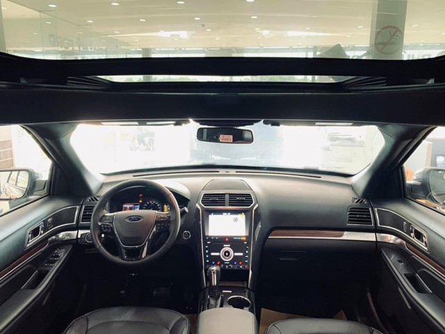 Khách Việt thờ ơ, Ford Explorer giảm 269 triệu đồng để kích cầu ảnh 2